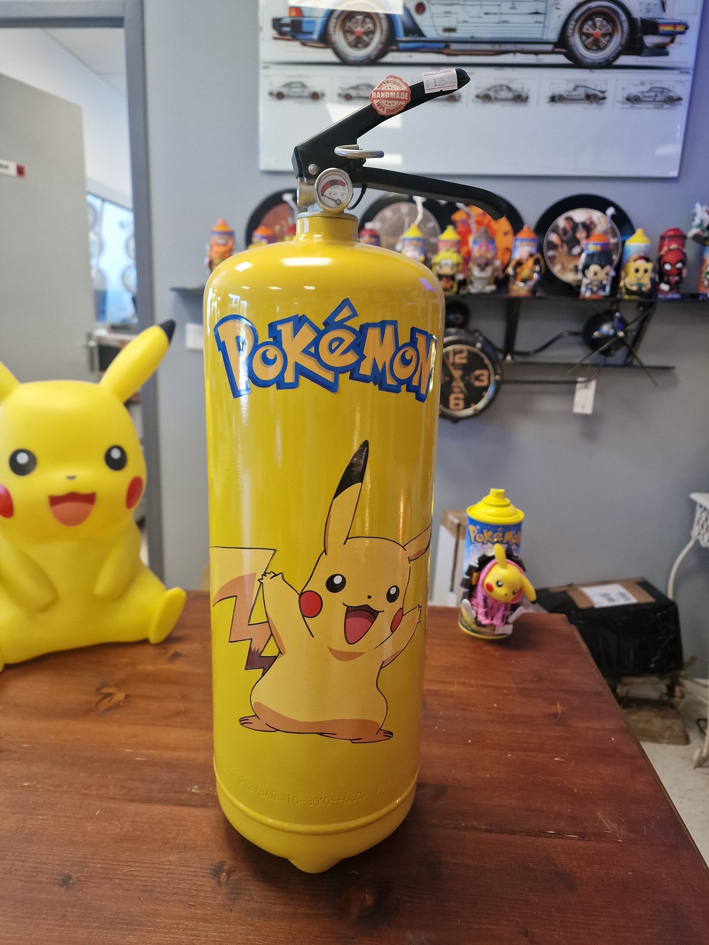 Extincteur Custom Pikachu – Objet de décoration Pokémon avec rangement secret pour bouteille