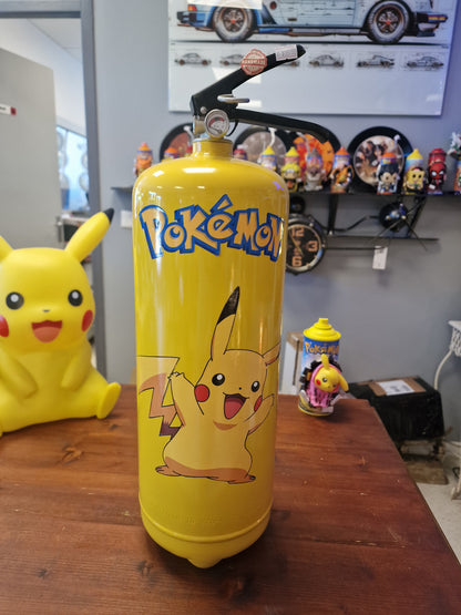 Extincteur Custom Pikachu – Objet de décoration Pokémon avec rangement secret pour bouteille
