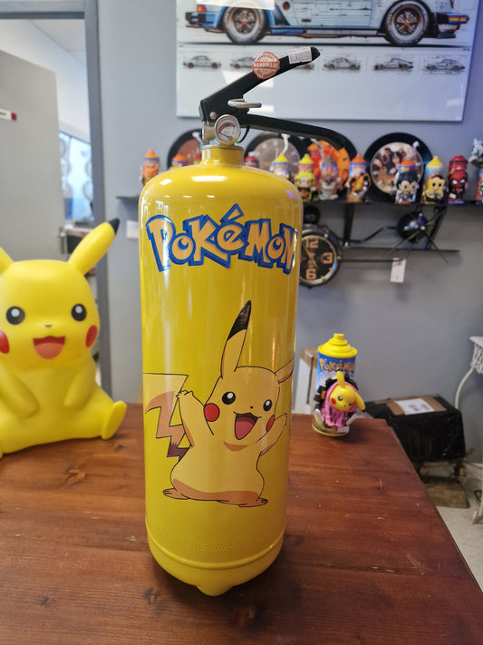 Extincteur Custom Pikachu – Objet de décoration Pokémon avec rangement secret pour bouteille
