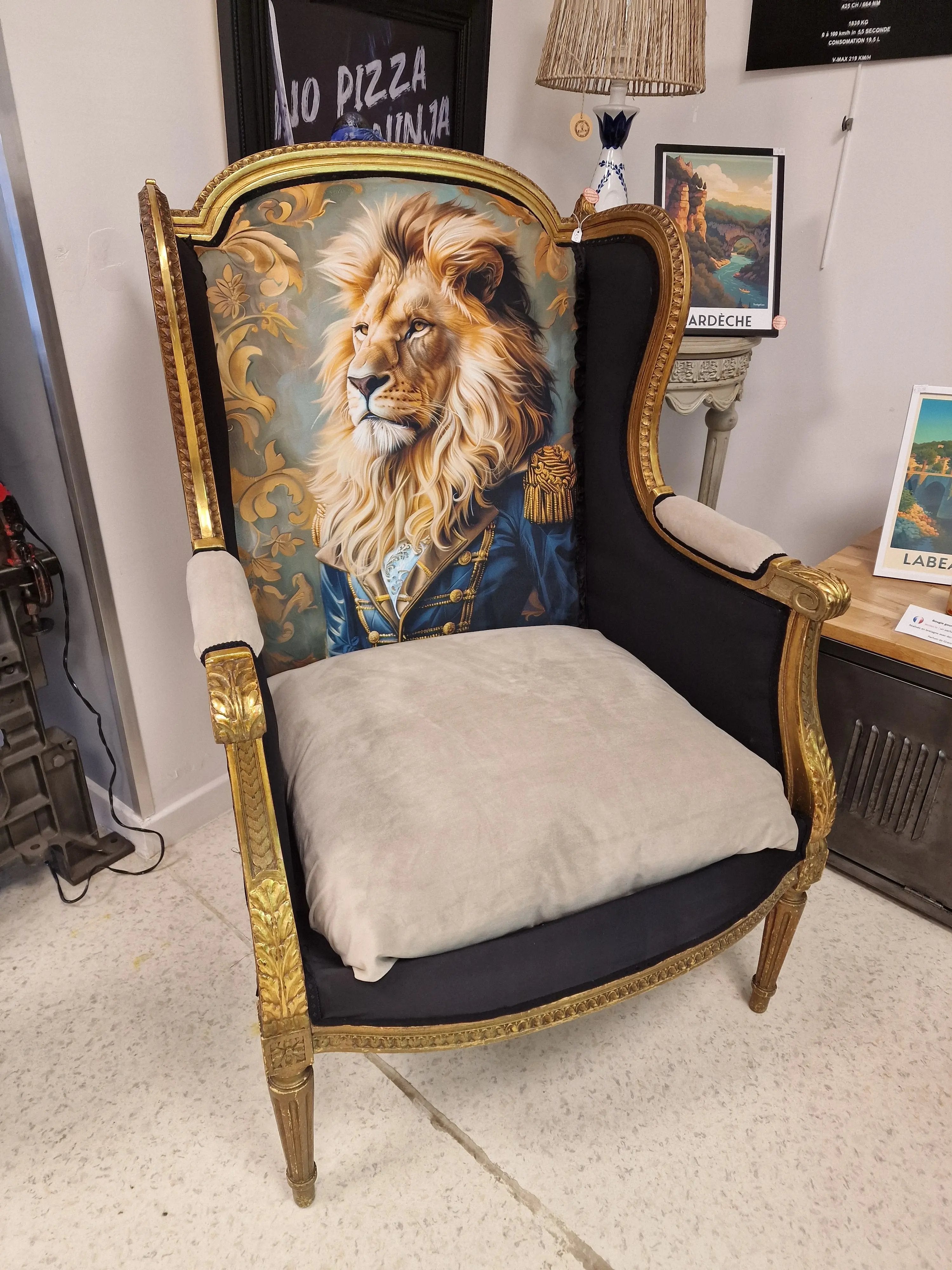 Fauteuil à oreilles “Lion Majestueux” – pièce unique restaurée et modernisée à la main Vintagedison