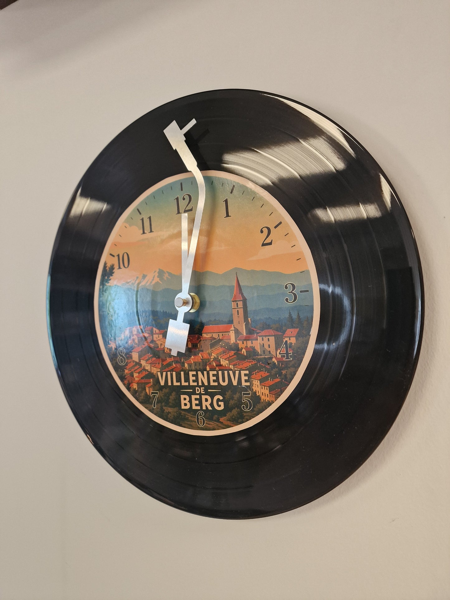 Horloge Vinyle Ardéche  Villeneuve de berg – Une Horloge Vintage Unique pour les amoureux de l'Ardèche