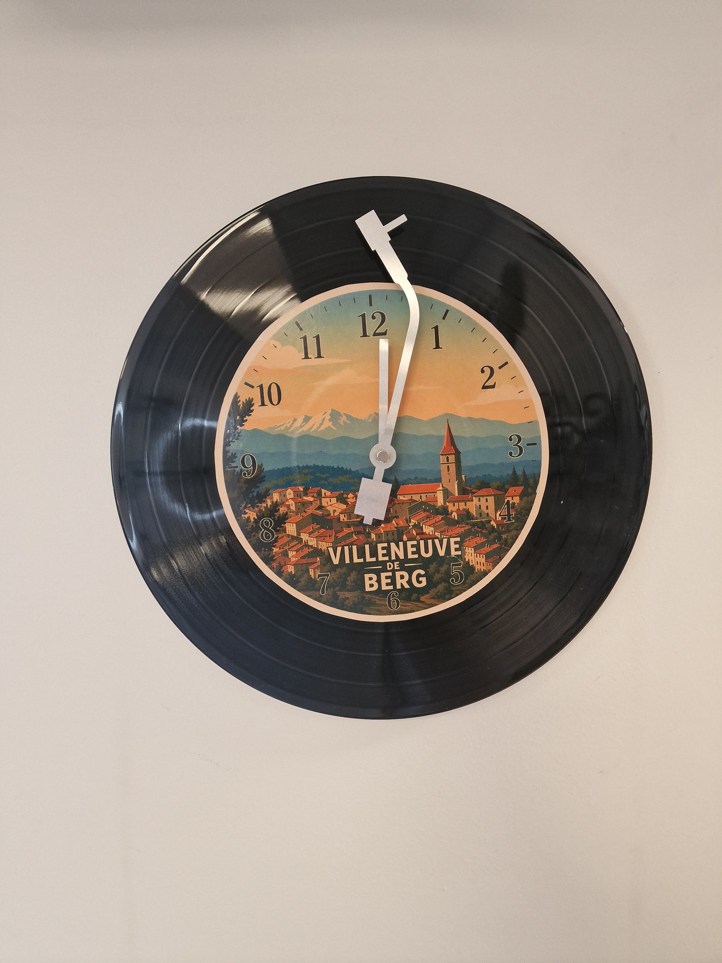 Horloge Vinyle Ardéche  Villeneuve de berg – Une Horloge Vintage Unique pour les amoureux de l'Ardèche