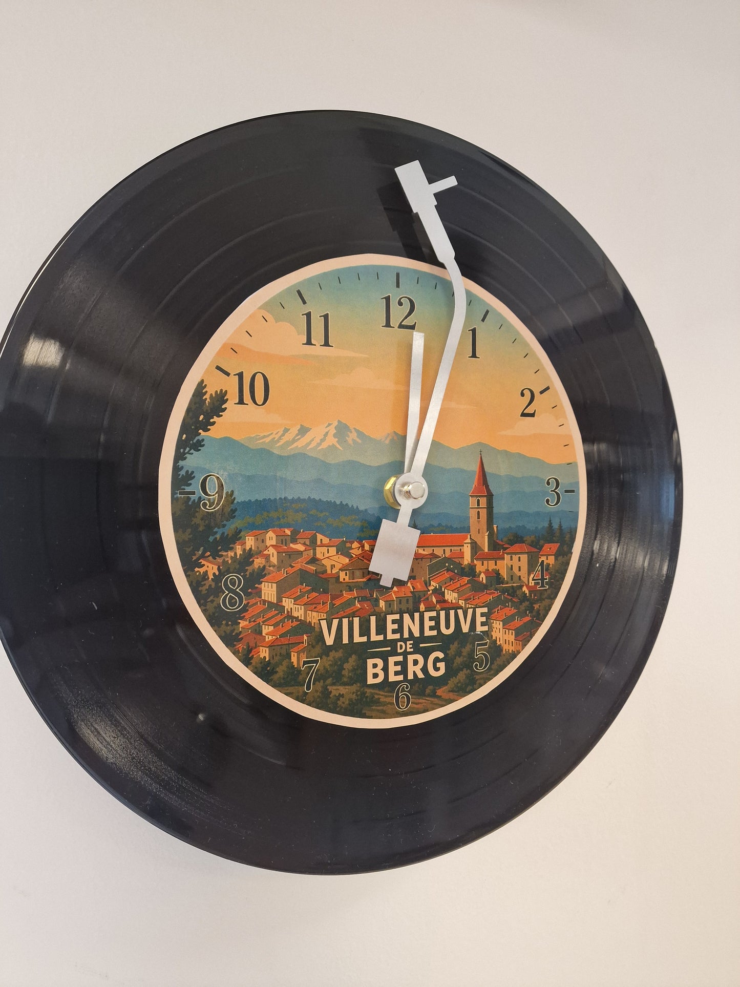 Horloge Vinyle Ardéche  Villeneuve de berg – Une Horloge Vintage Unique pour les amoureux de l'Ardèche