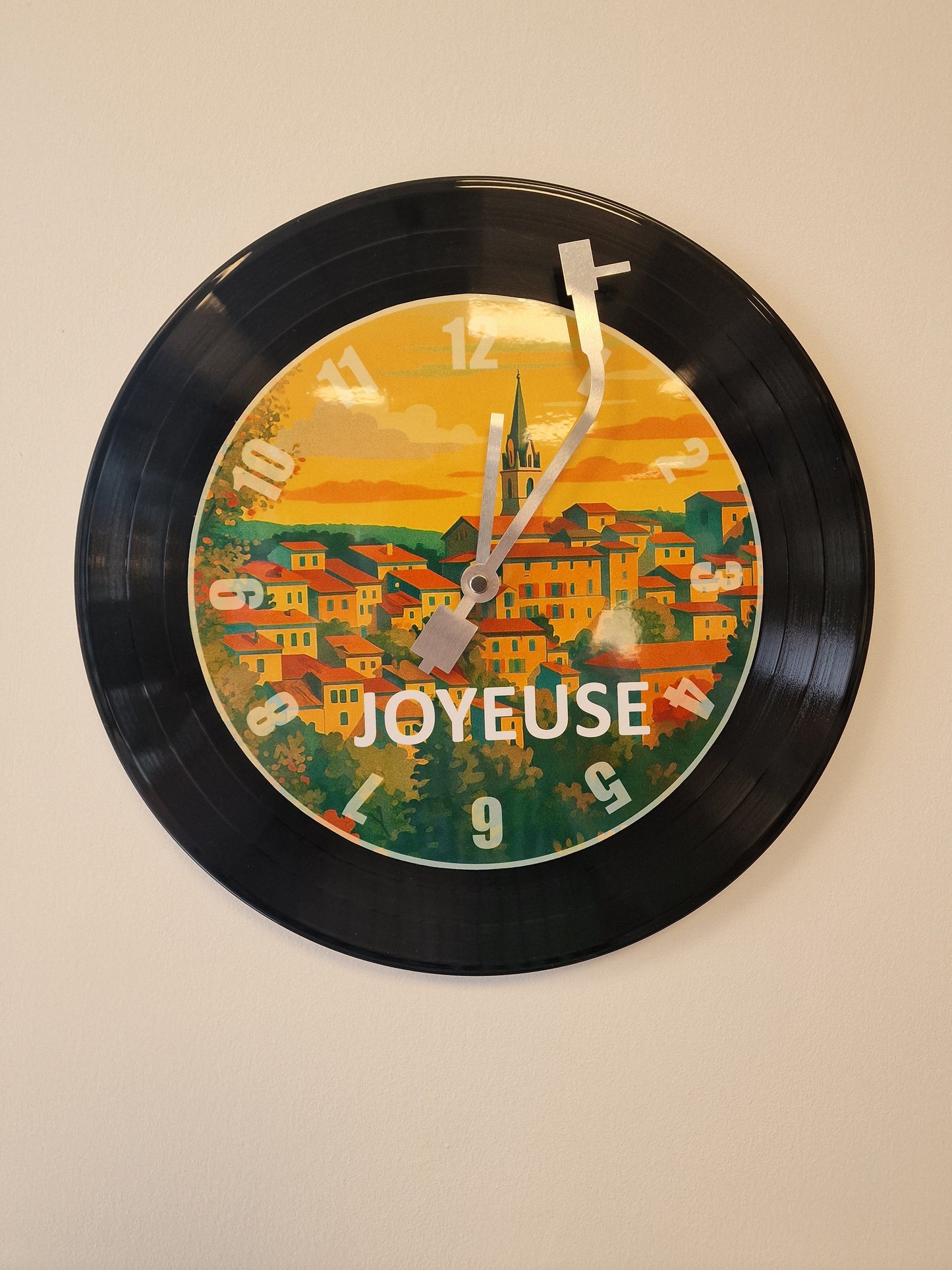 Horloge Vinyle Ardéche  joyeuse – Une Horloge Vintage Unique pour les amoureux de l'Ardèche