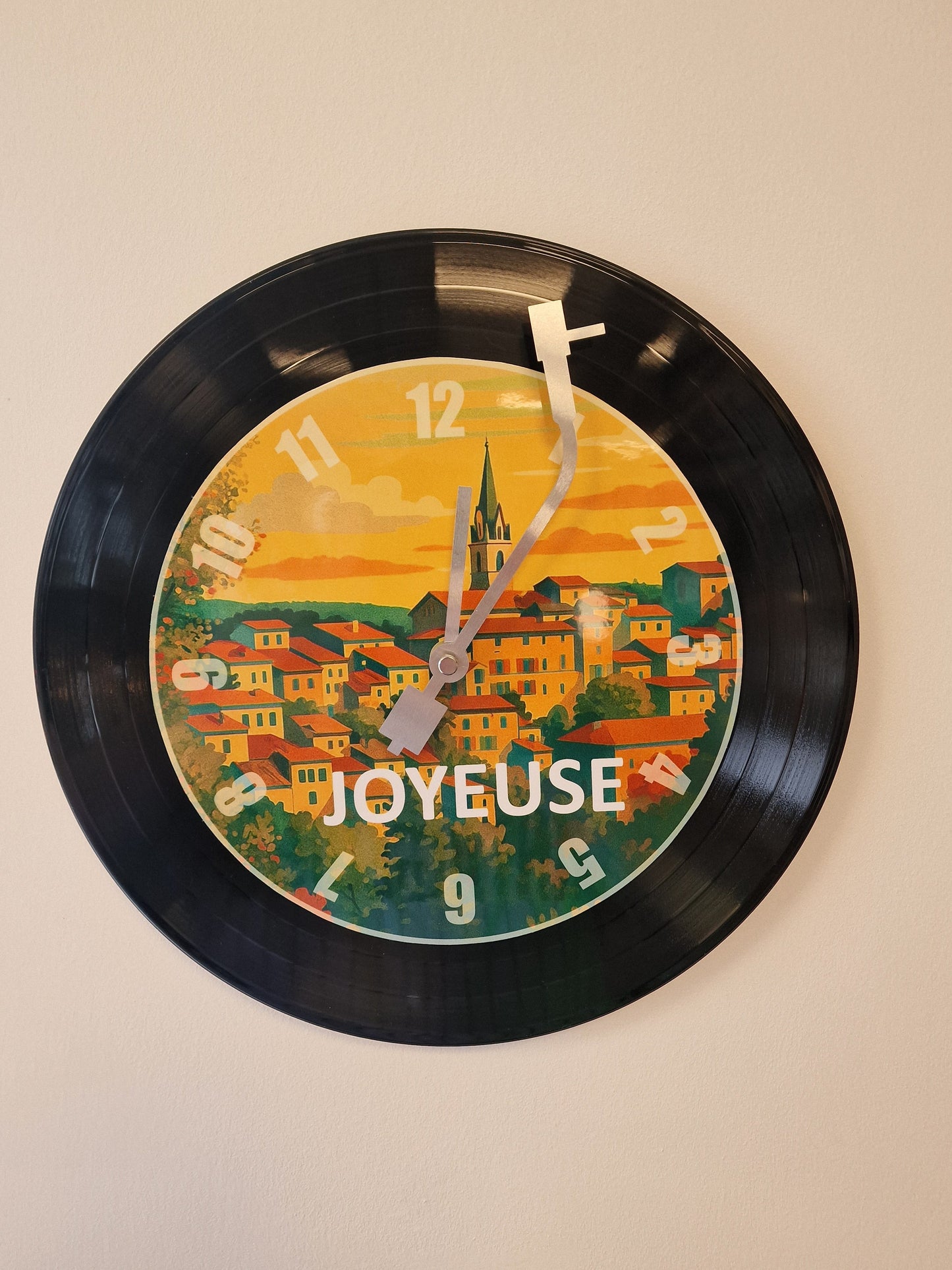 Horloge Vinyle Ardéche  joyeuse – Une Horloge Vintage Unique pour les amoureux de l'Ardèche