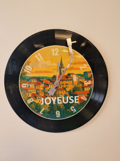 Horloge Vinyle Ardéche  joyeuse – Une Horloge Vintage Unique pour les amoureux de l'Ardèche