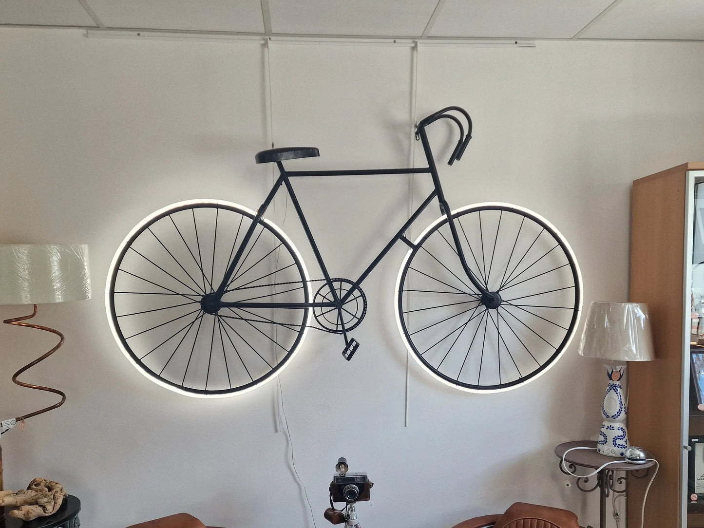 Lampe Murale Vélo avec LED – Applique Industrielle Upcyclée Fait Main