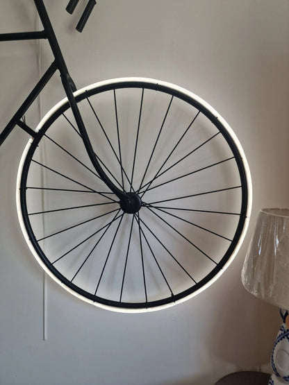 Lampe Murale Vélo avec LED – Applique Industrielle Upcyclée Fait Main