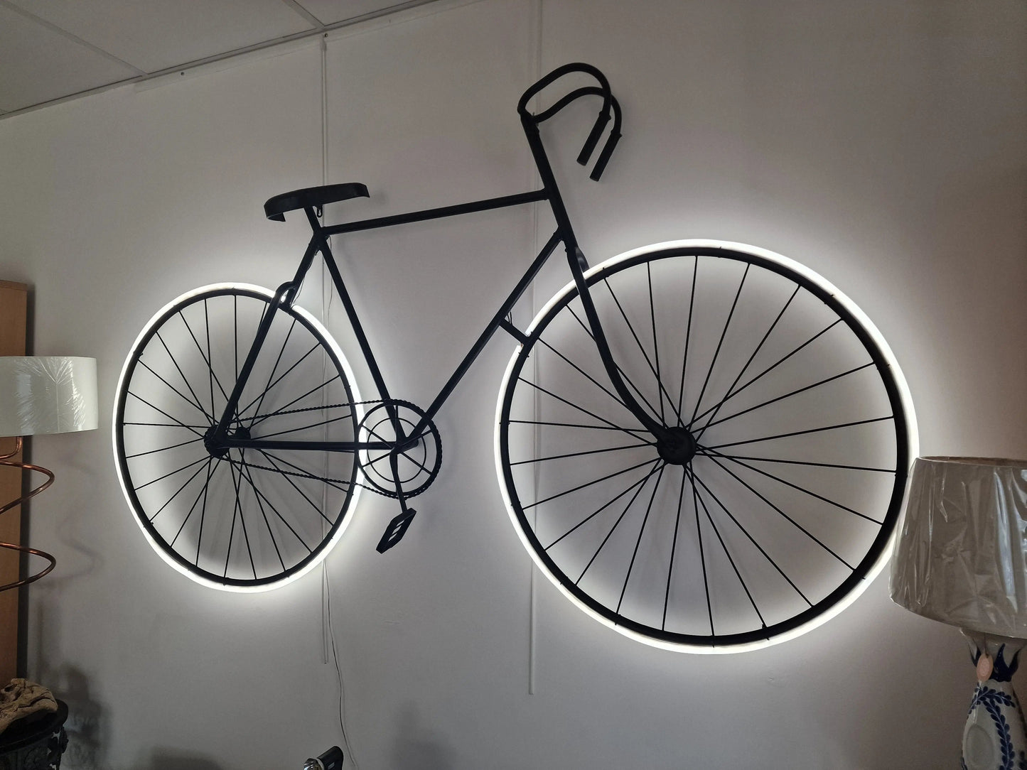 Lampe Murale Vélo avec LED – Applique Industrielle Upcyclée Fait Main