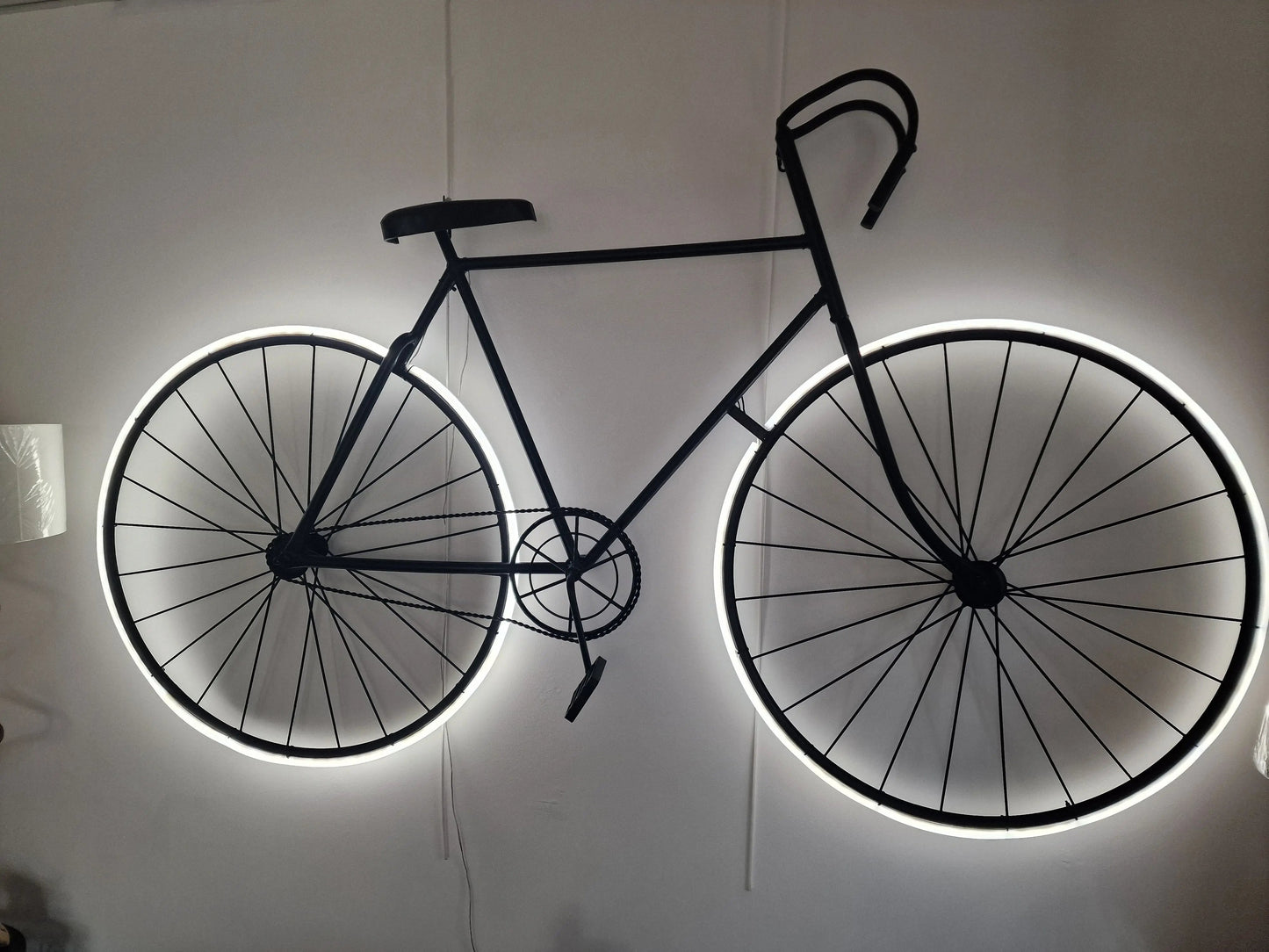 Lampe Murale Vélo avec LED – Applique Industrielle Upcyclée Fait Main