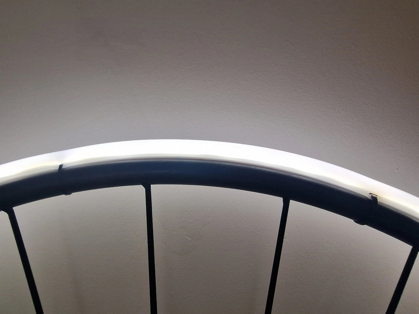 Lampe Murale Vélo avec LED – Applique Industrielle Upcyclée Fait Main