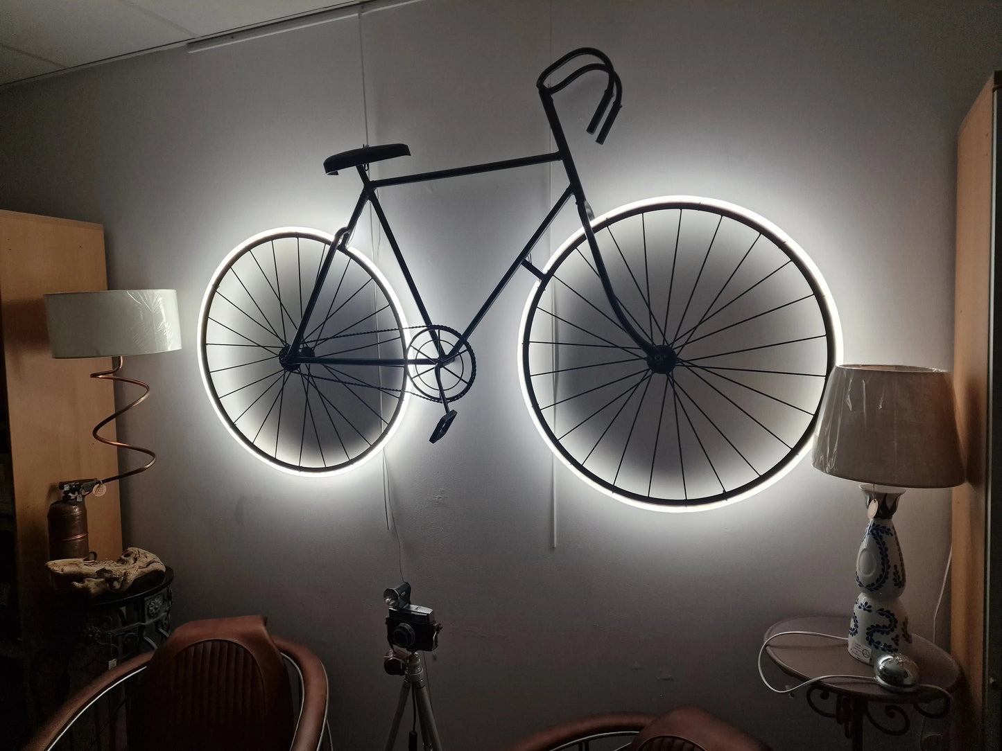 Lampe Murale Vélo avec LED – Applique Industrielle Upcyclée Fait Main