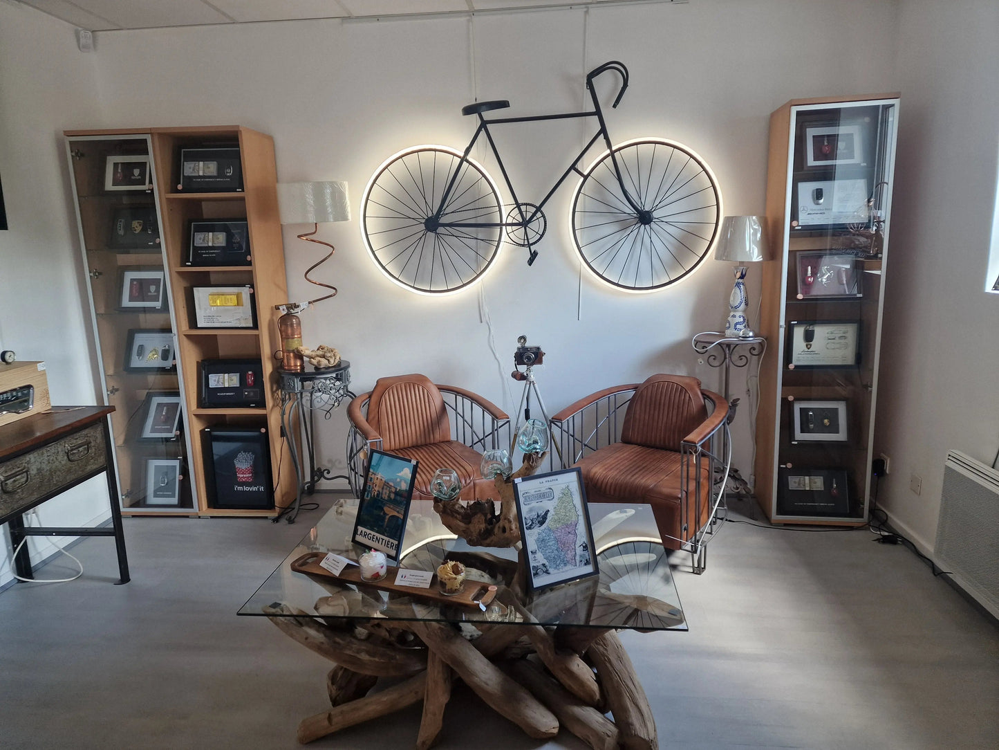 Lampe Murale Vélo avec LED – Applique Industrielle Upcyclée Fait Main