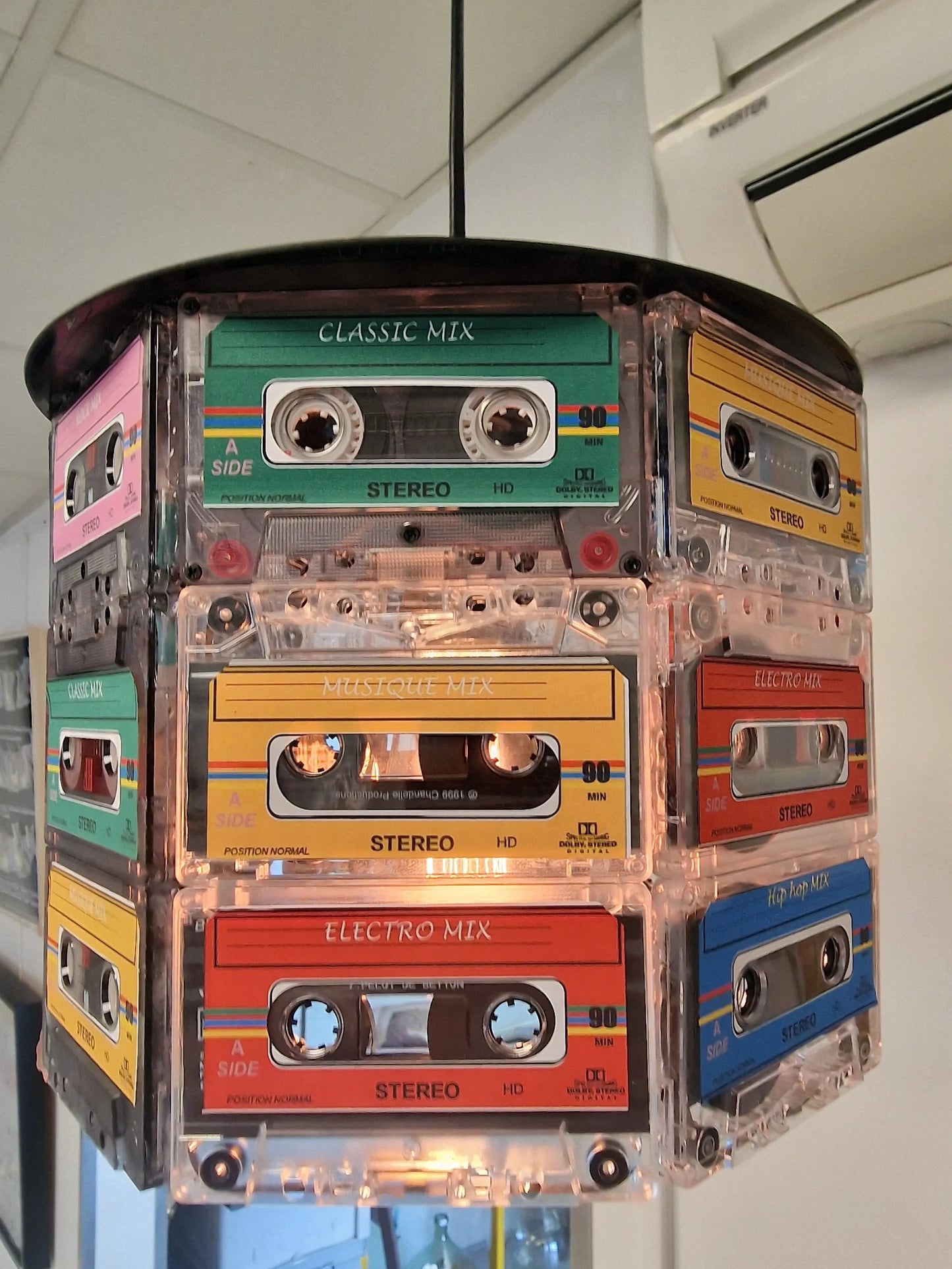 💡 Lampe Suspension Vintage – Anciennes Cassettes Audio Recyclées (H 20 cm x Ø 27 cm) Vintagedison