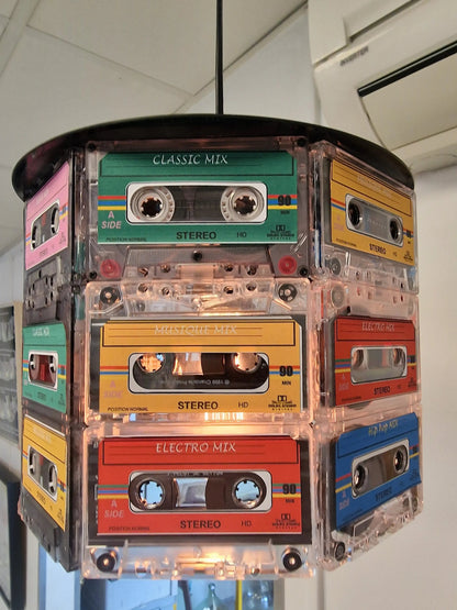 💡 Lampe Suspension Vintage – Anciennes Cassettes Audio Recyclées (H 20 cm x Ø 27 cm) Vintagedison