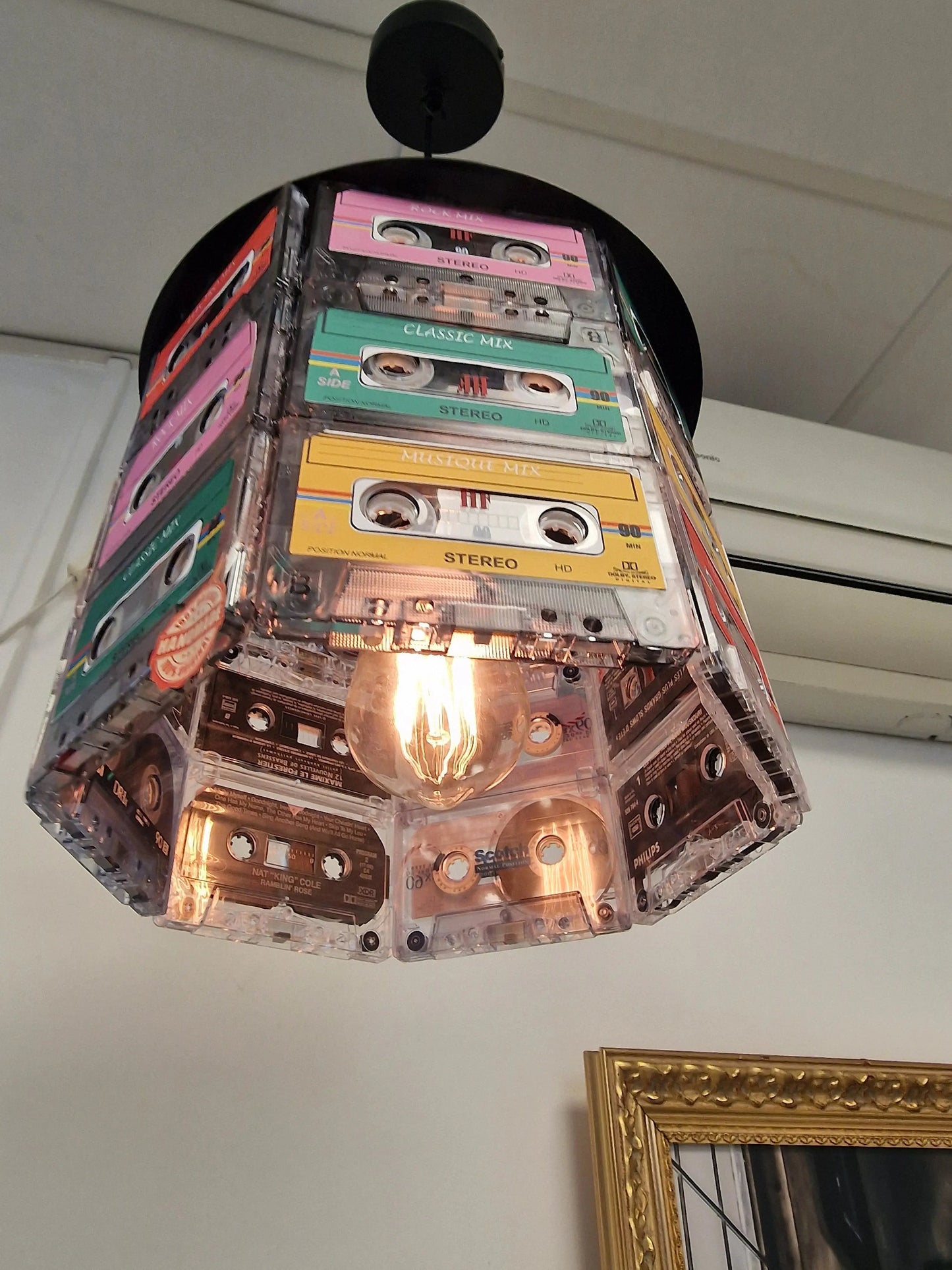 💡 Lampe Suspension Vintage – Anciennes Cassettes Audio Recyclées (H 20 cm x Ø 27 cm) Vintagedison