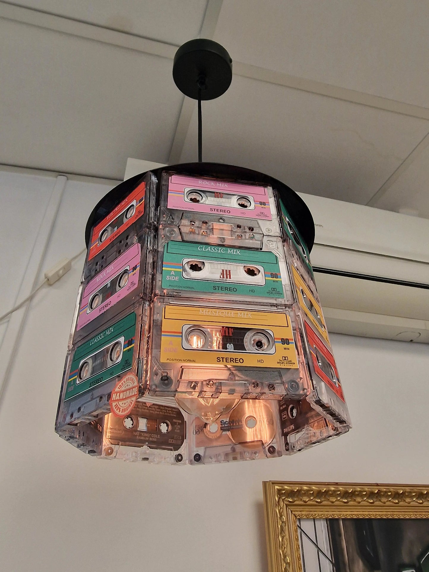 💡 Lampe Suspension Vintage – Anciennes Cassettes Audio Recyclées (H 20 cm x Ø 27 cm) Vintagedison