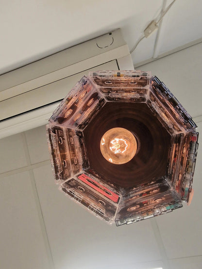 💡 Lampe Suspension Vintage – Anciennes Cassettes Audio Recyclées (H 20 cm x Ø 27 cm) Vintagedison