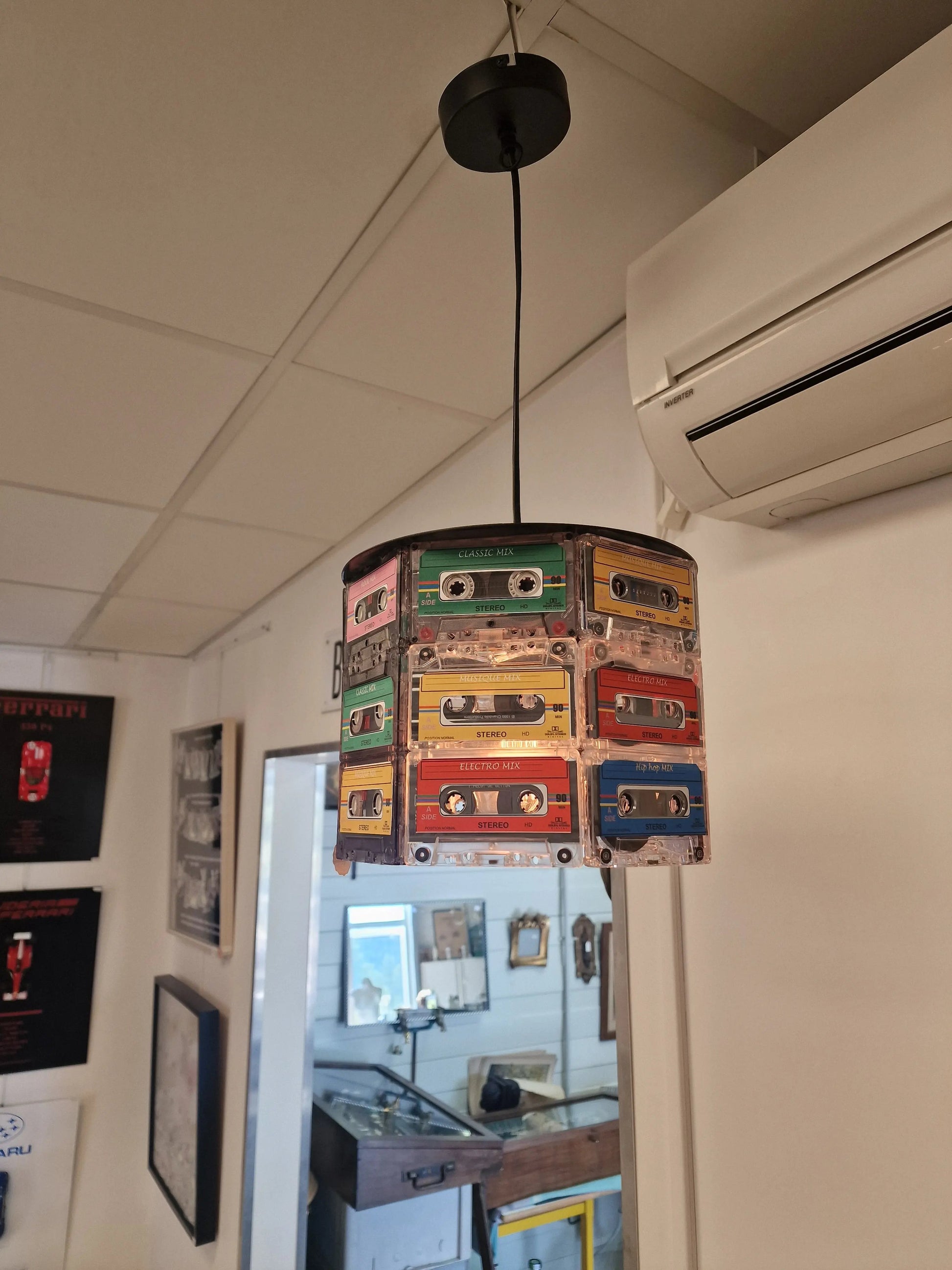 💡 Lampe Suspension Vintage – Anciennes Cassettes Audio Recyclées (H 20 cm x Ø 27 cm) Vintagedison
