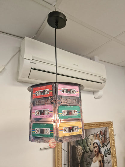 💡 Lampe Suspension Vintage – Anciennes Cassettes Audio Recyclées (H 20 cm x Ø 27 cm) Vintagedison