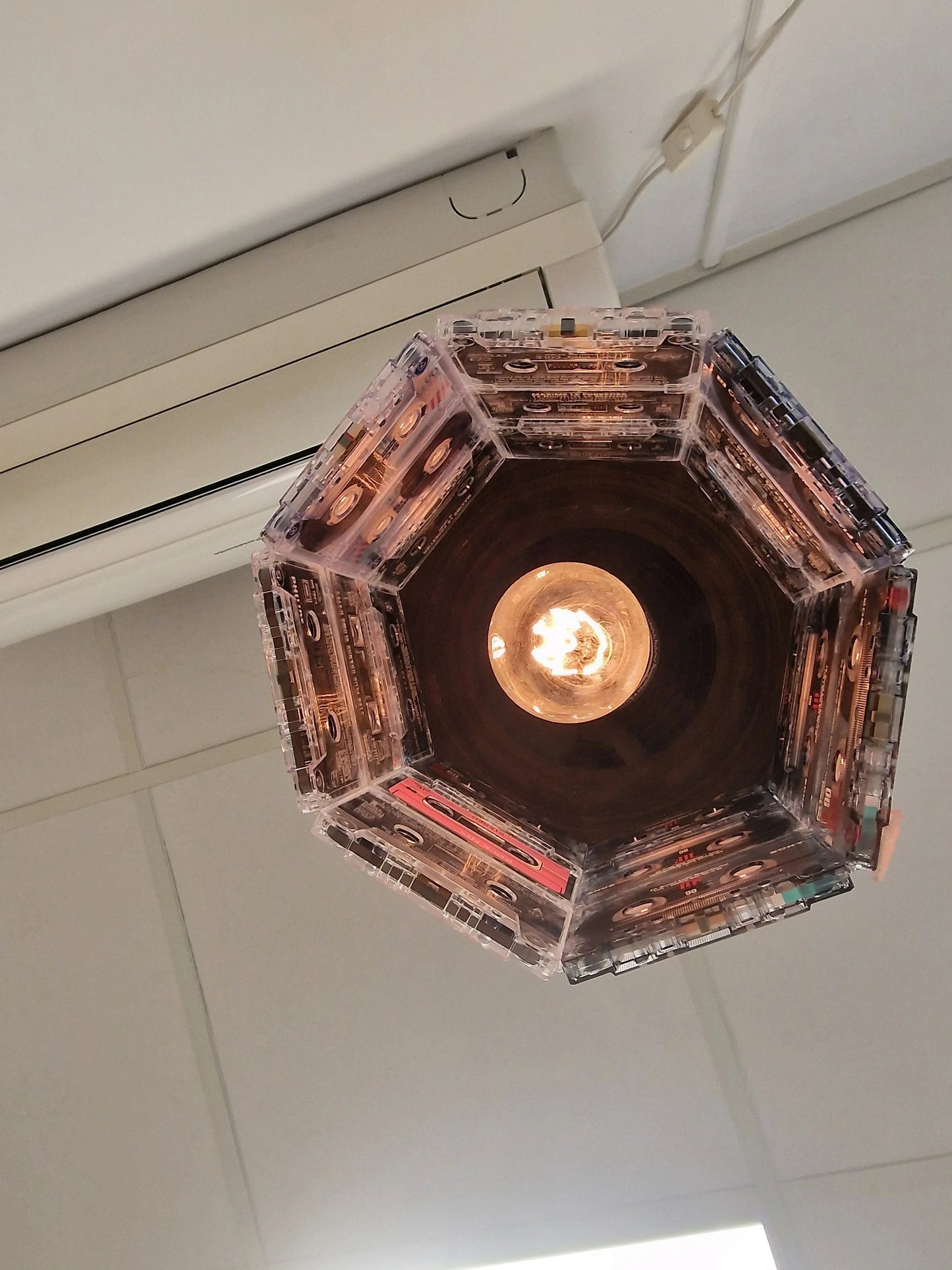 💡 Lampe Suspension Vintage – Anciennes Cassettes Audio Recyclées (H 20 cm x Ø 27 cm) Vintagedison