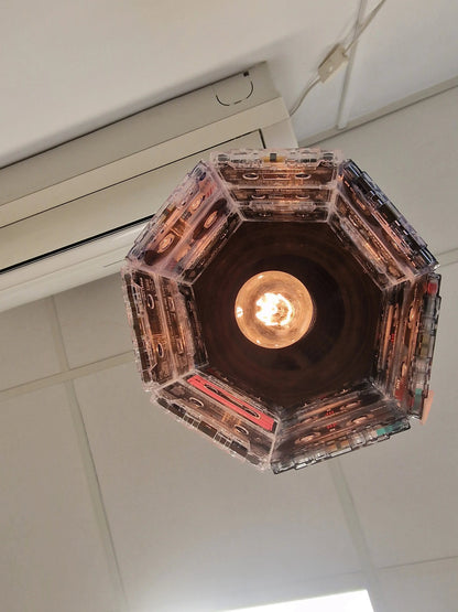 💡 Lampe Suspension Vintage – Anciennes Cassettes Audio Recyclées (H 20 cm x Ø 27 cm) Vintagedison