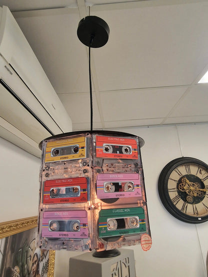 💡 Lampe Suspension Vintage – Anciennes Cassettes Audio Recyclées (H 20 cm x Ø 27 cm) Vintagedison