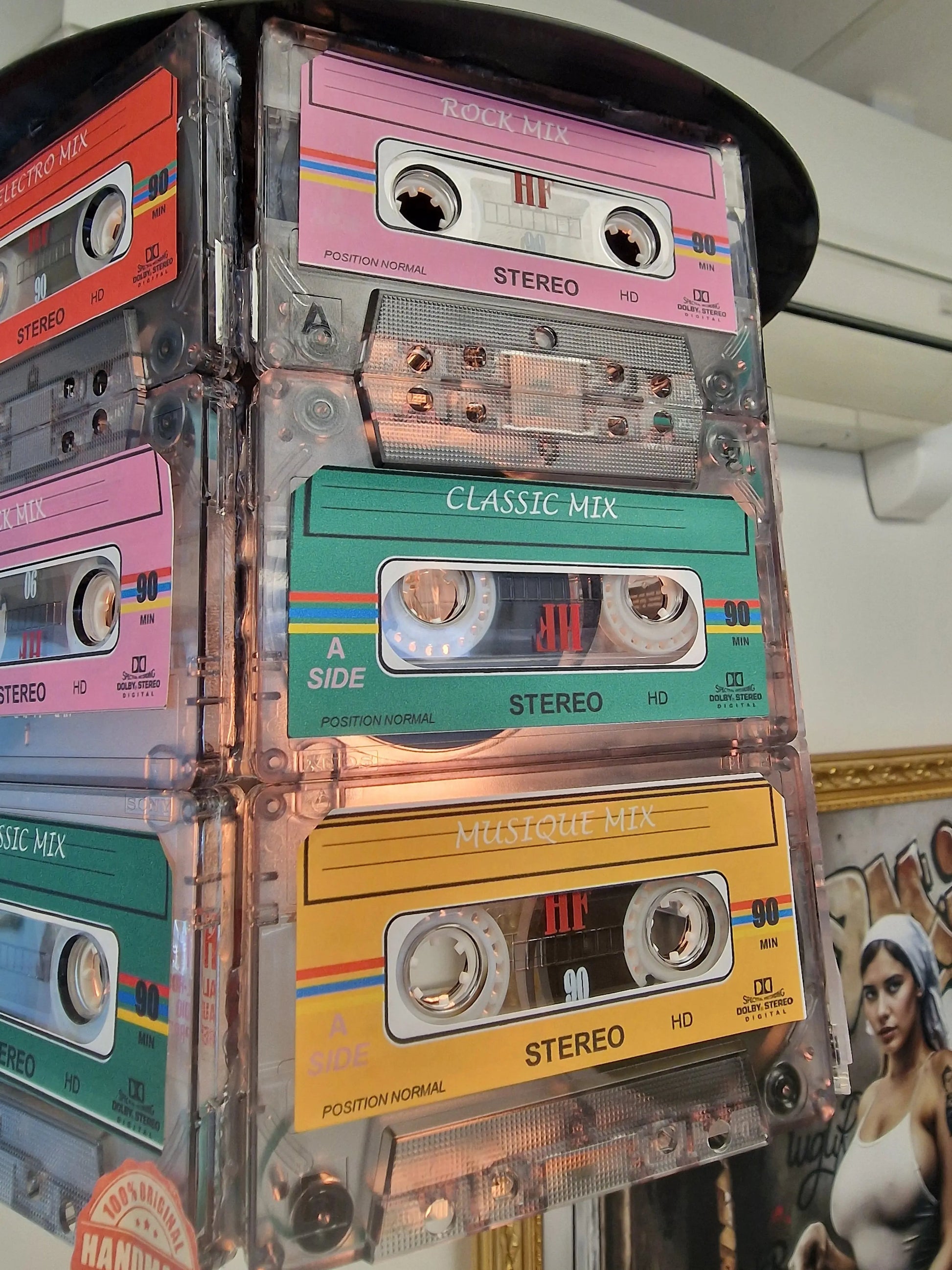 💡 Lampe Suspension Vintage – Anciennes Cassettes Audio Recyclées (H 20 cm x Ø 27 cm) Vintagedison