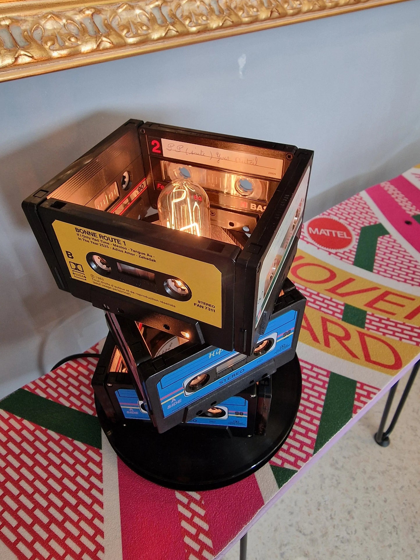 💡 Lampe Vintage Originale – Anciennes Cassettes Audio Recyclées (23 x 18 cm) Vintagedison