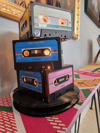 💡 Lampe Vintage Originale – Anciennes Cassettes Audio Recyclées (23 x 18 cm) Vintagedison