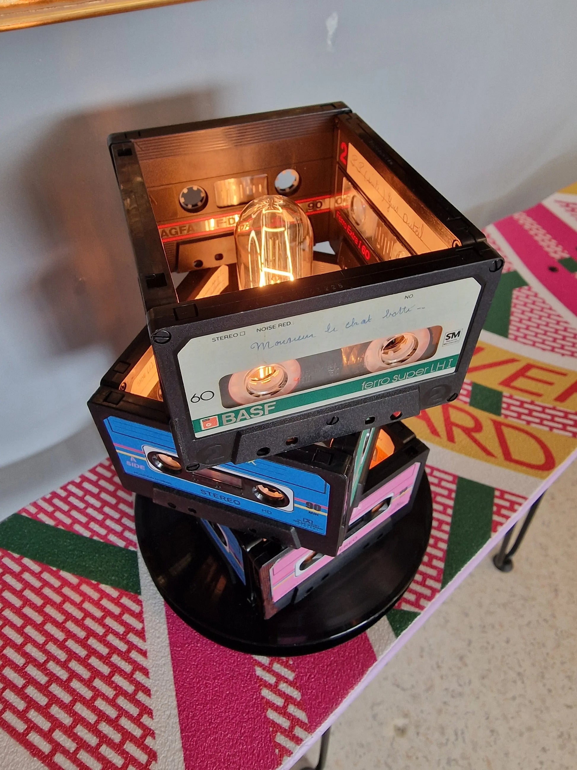 💡 Lampe Vintage Originale – Anciennes Cassettes Audio Recyclées (23 x 18 cm) Vintagedison