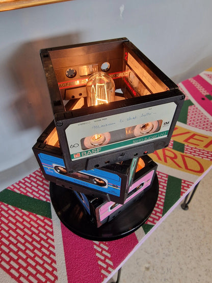 💡 Lampe Vintage Originale – Anciennes Cassettes Audio Recyclées (23 x 18 cm) Vintagedison