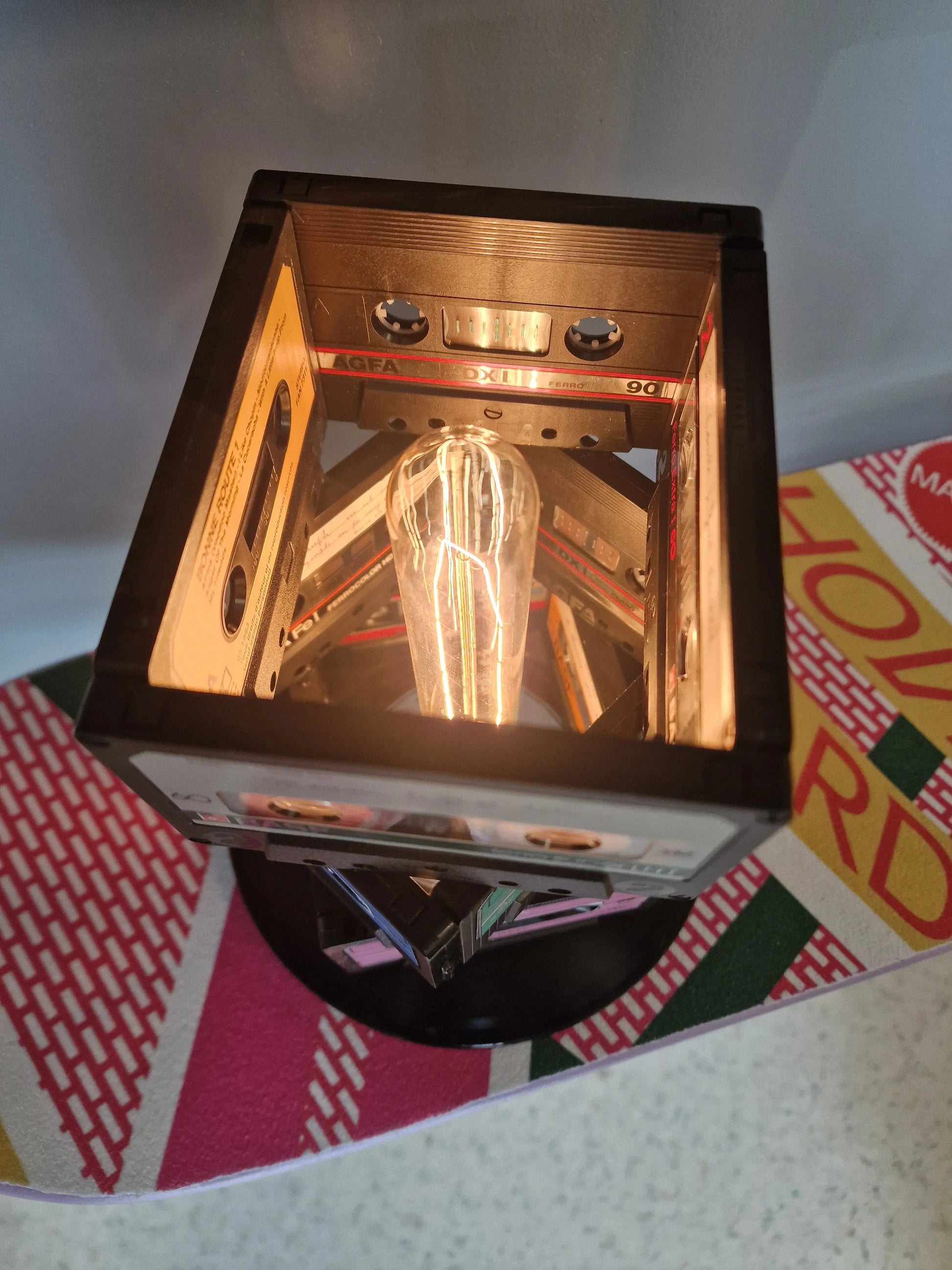 💡 Lampe Vintage Originale – Anciennes Cassettes Audio Recyclées (23 x 18 cm) Vintagedison