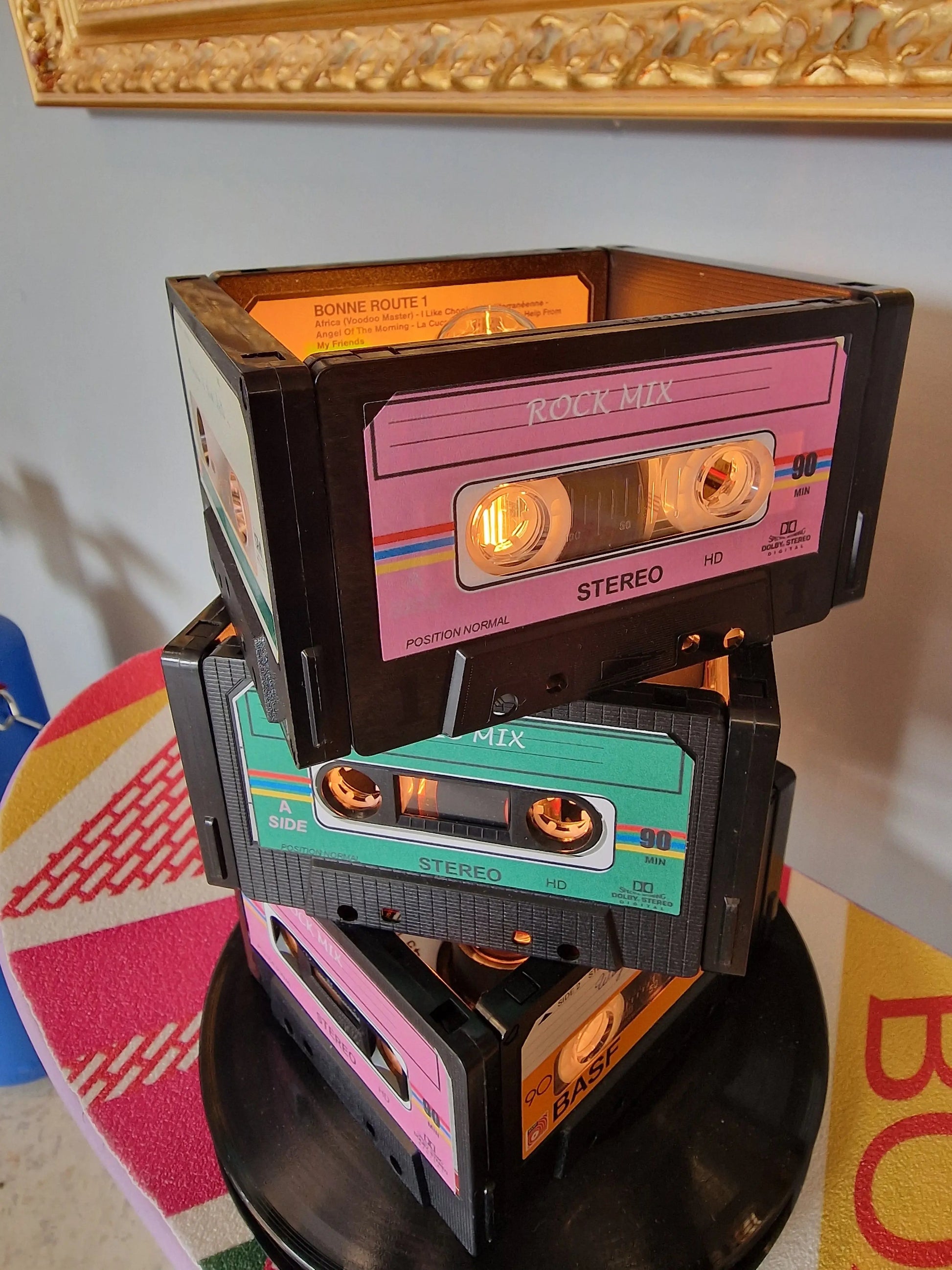 💡 Lampe Vintage Originale – Anciennes Cassettes Audio Recyclées (23 x 18 cm) Vintagedison