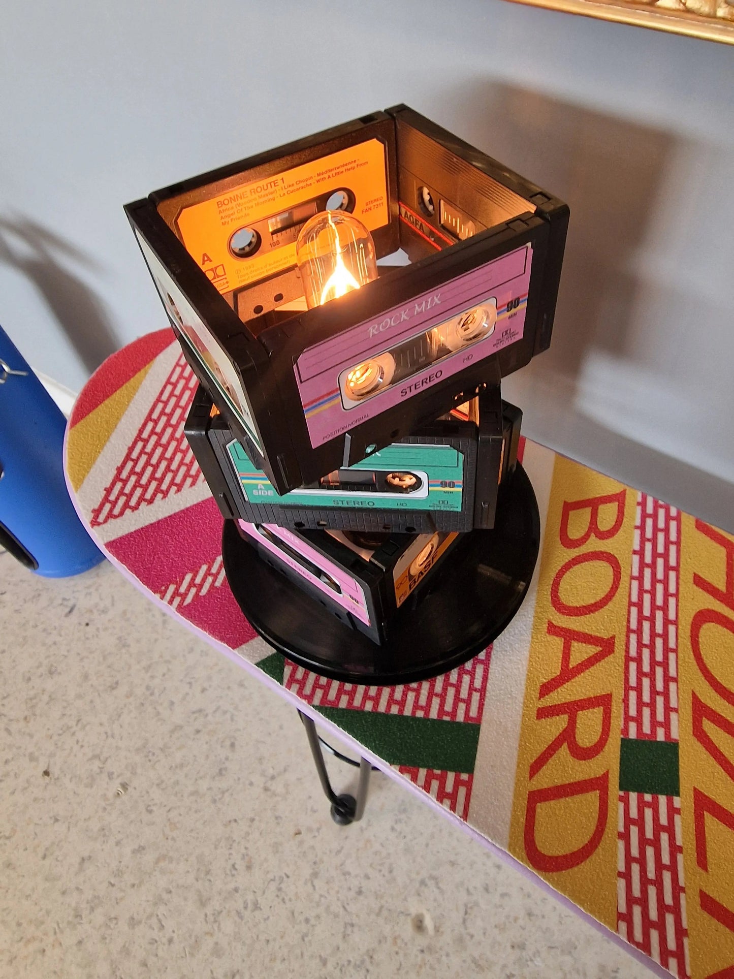 💡 Lampe Vintage Originale – Anciennes Cassettes Audio Recyclées (23 x 18 cm) Vintagedison