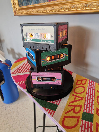 💡 Lampe Vintage Originale – Anciennes Cassettes Audio Recyclées (23 x 18 cm) Vintagedison