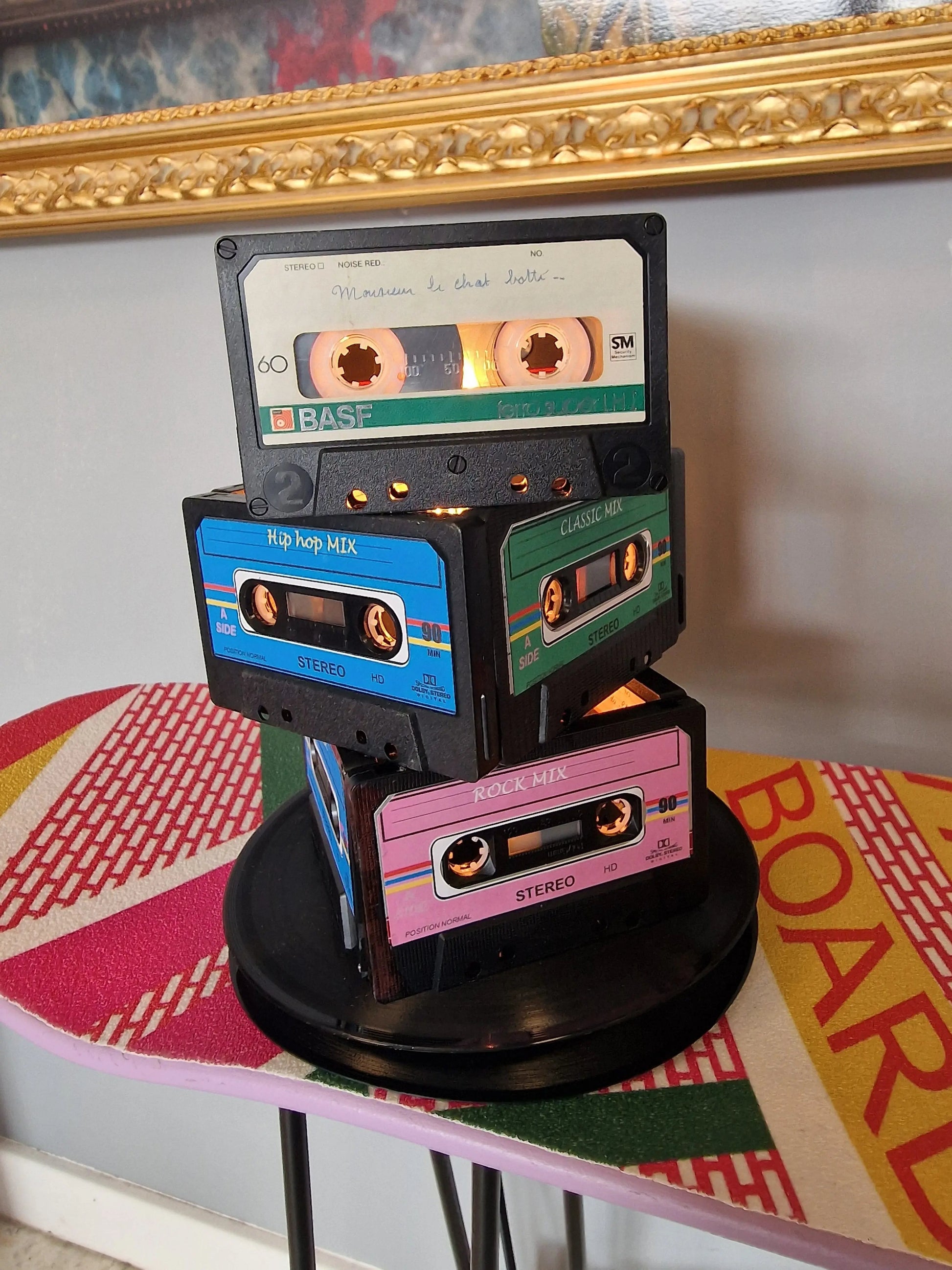 💡 Lampe Vintage Originale – Anciennes Cassettes Audio Recyclées (23 x 18 cm) Vintagedison