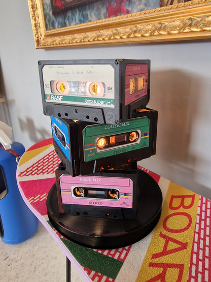 💡 Lampe Vintage Originale – Anciennes Cassettes Audio Recyclées (23 x 18 cm) Vintagedison