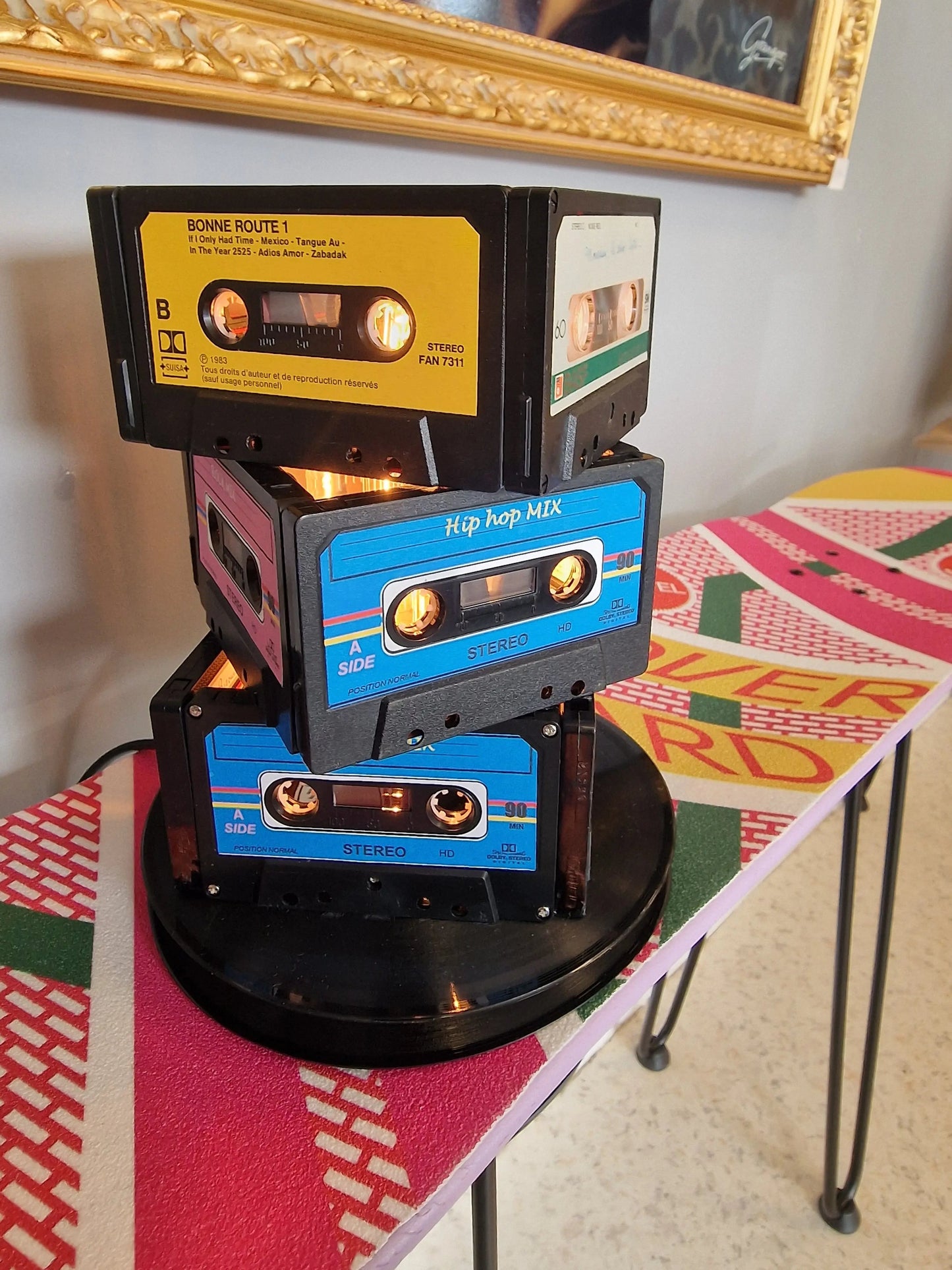 💡 Lampe Vintage Originale – Anciennes Cassettes Audio Recyclées (23 x 18 cm) Vintagedison