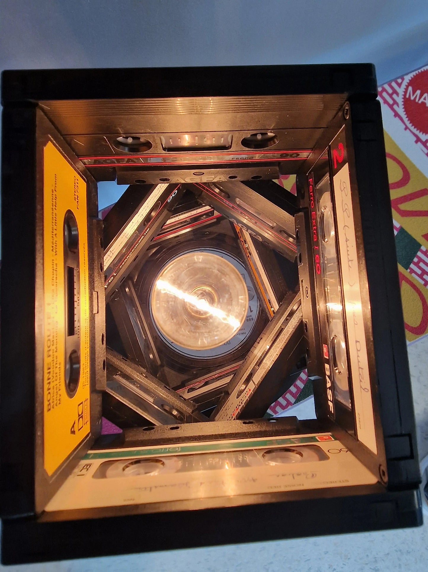 💡 Lampe Vintage Originale – Anciennes Cassettes Audio Recyclées (23 x 18 cm) Vintagedison