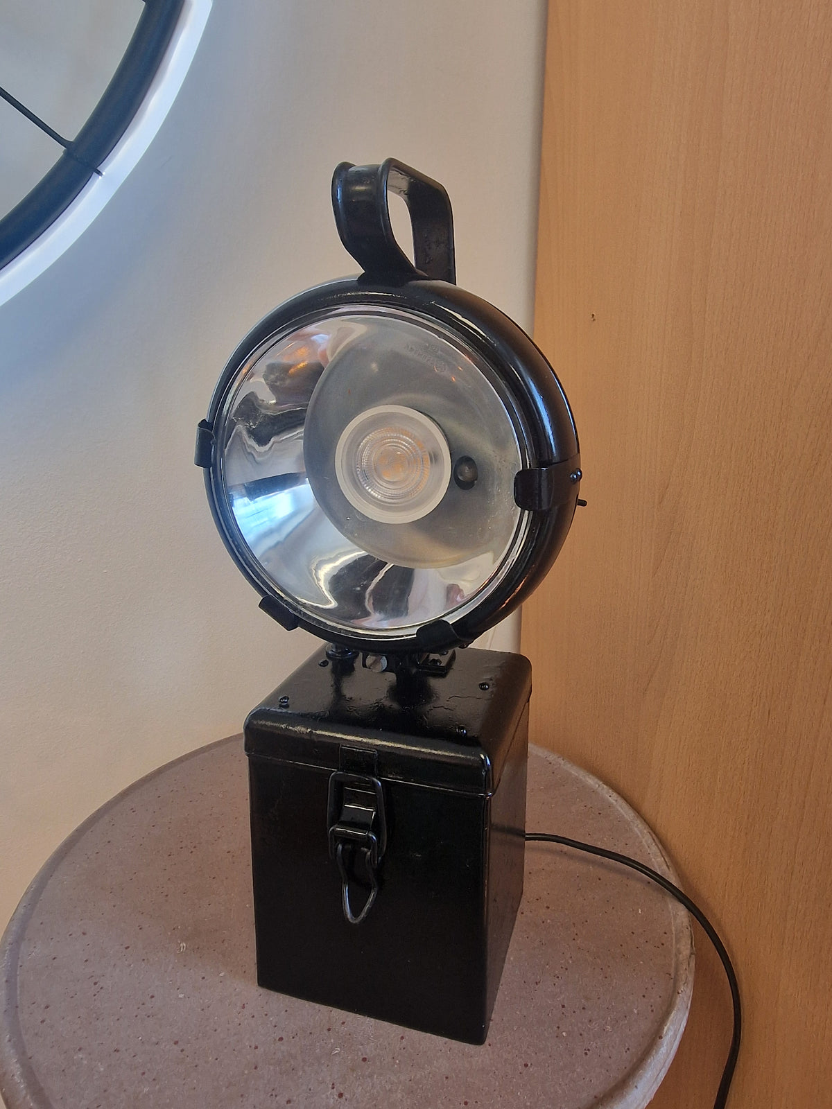 Lampe projecteur vintage – Création industrielle unique