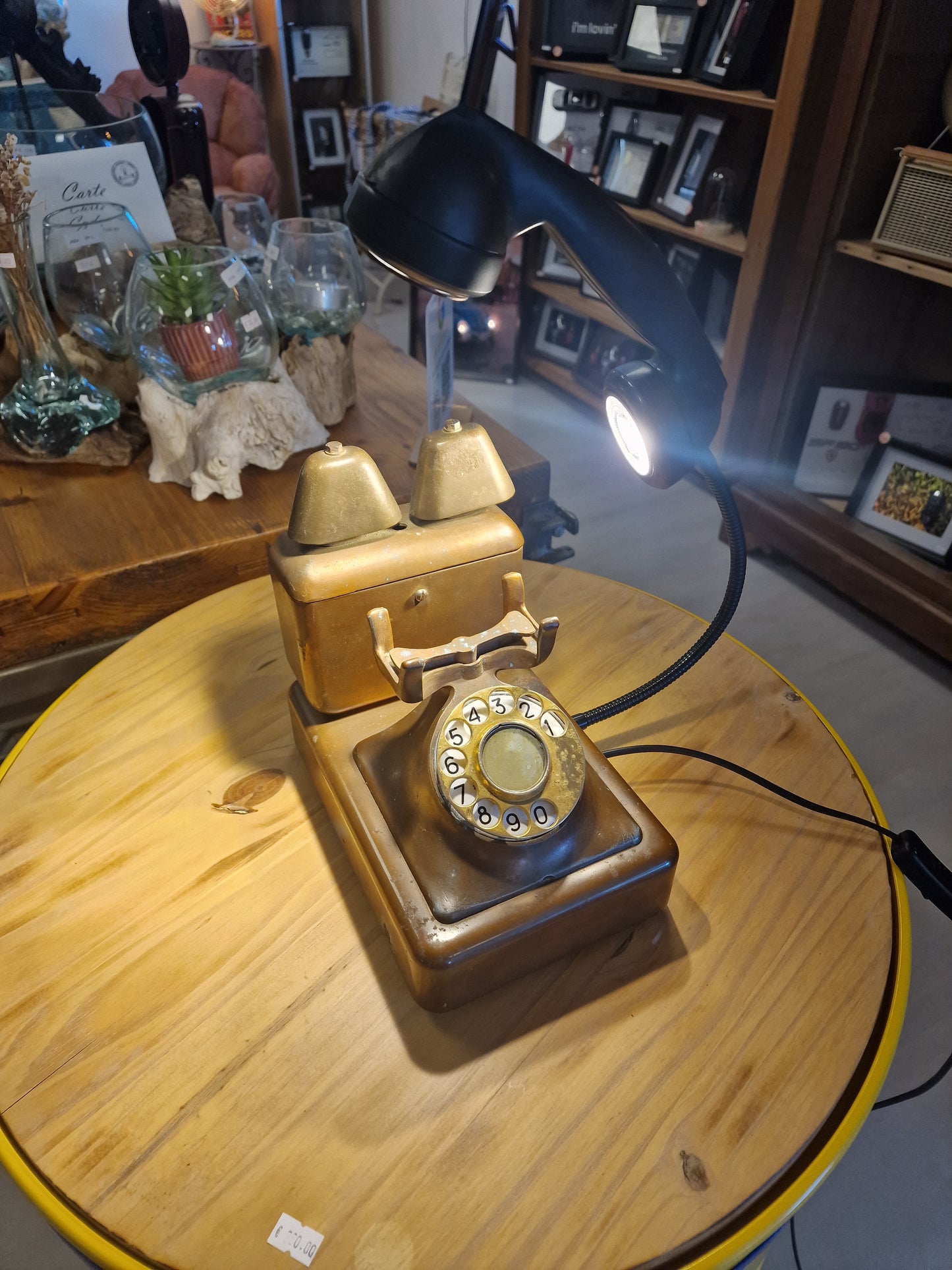 Lampe Téléphone Ancien en Cuivre – Lampe LED Flexible Artisanale | Décoration Vintage Industrielle & Upcycling