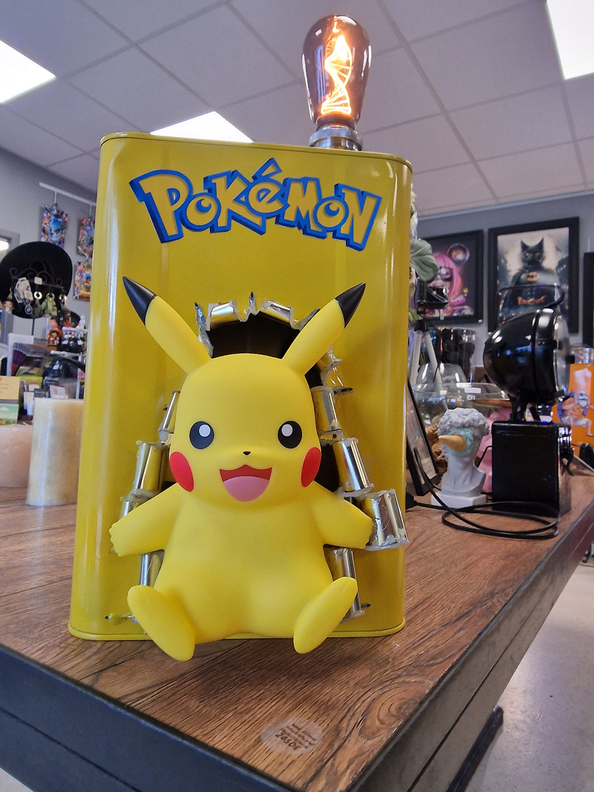 Lampe Pikachu Pokémon – Bidon vintage détourné, création unique