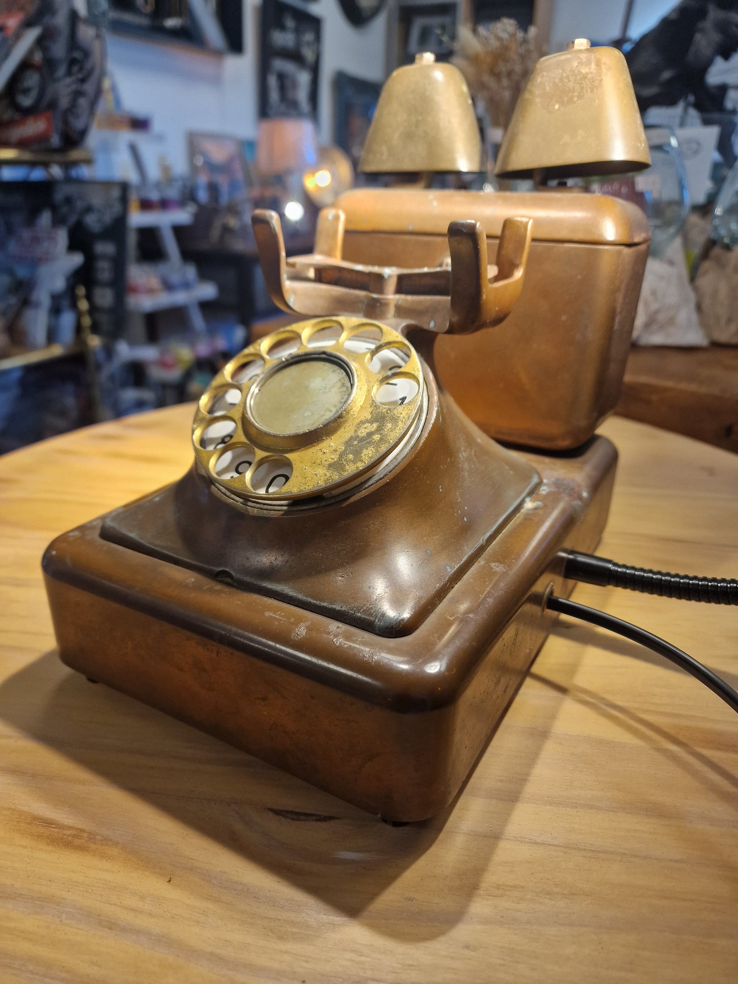 Lampe Téléphone Ancien en Cuivre – Lampe LED Flexible Artisanale | Décoration Vintage Industrielle & Upcycling