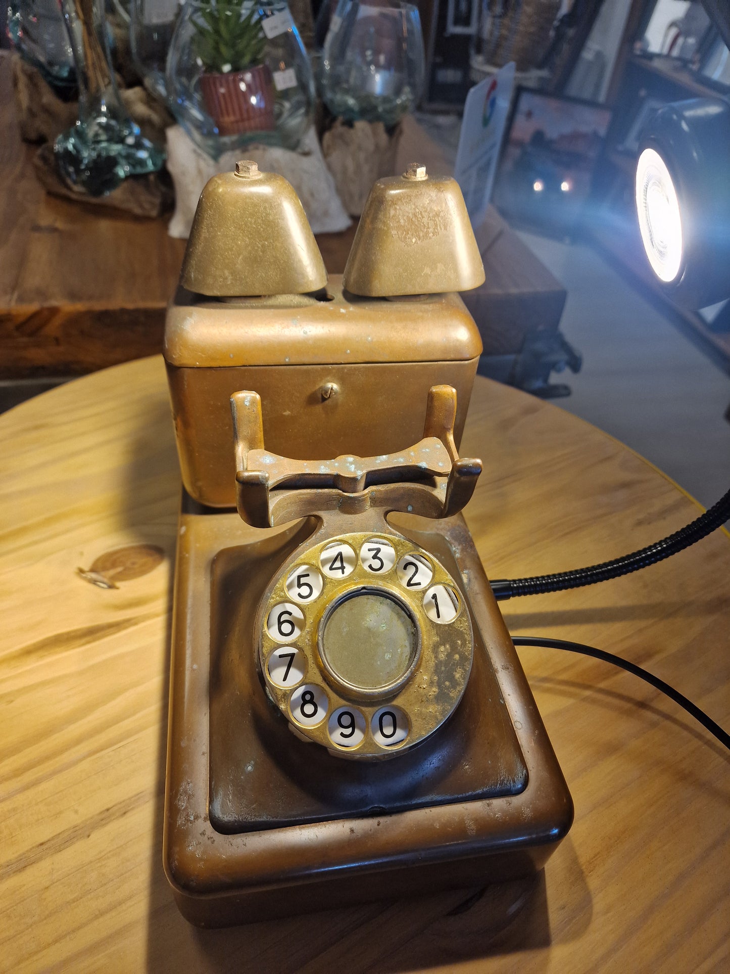 Lampe Téléphone Ancien en Cuivre – Lampe LED Flexible Artisanale | Décoration Vintage Industrielle & Upcycling