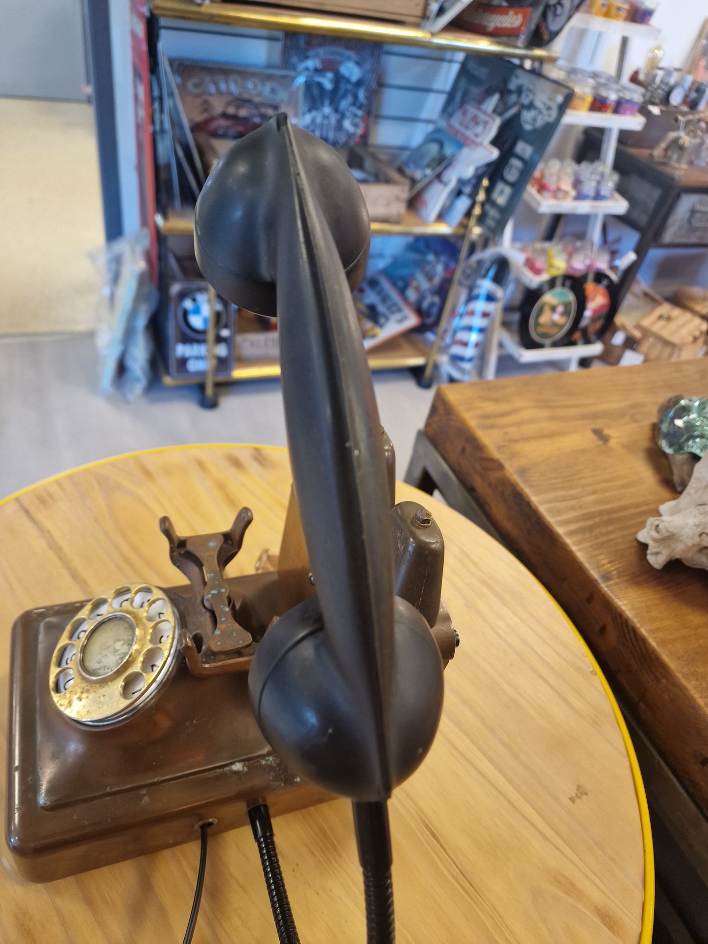 Lampe Téléphone Ancien en Cuivre – Lampe LED Flexible Artisanale | Décoration Vintage Industrielle & Upcycling