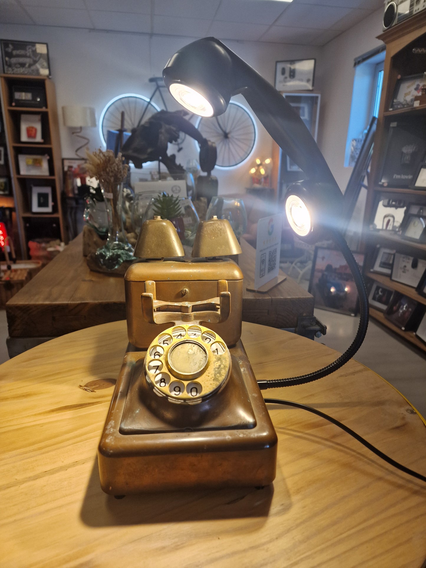 Lampe Téléphone Ancien en Cuivre – Lampe LED Flexible Artisanale | Décoration Vintage Industrielle & Upcycling
