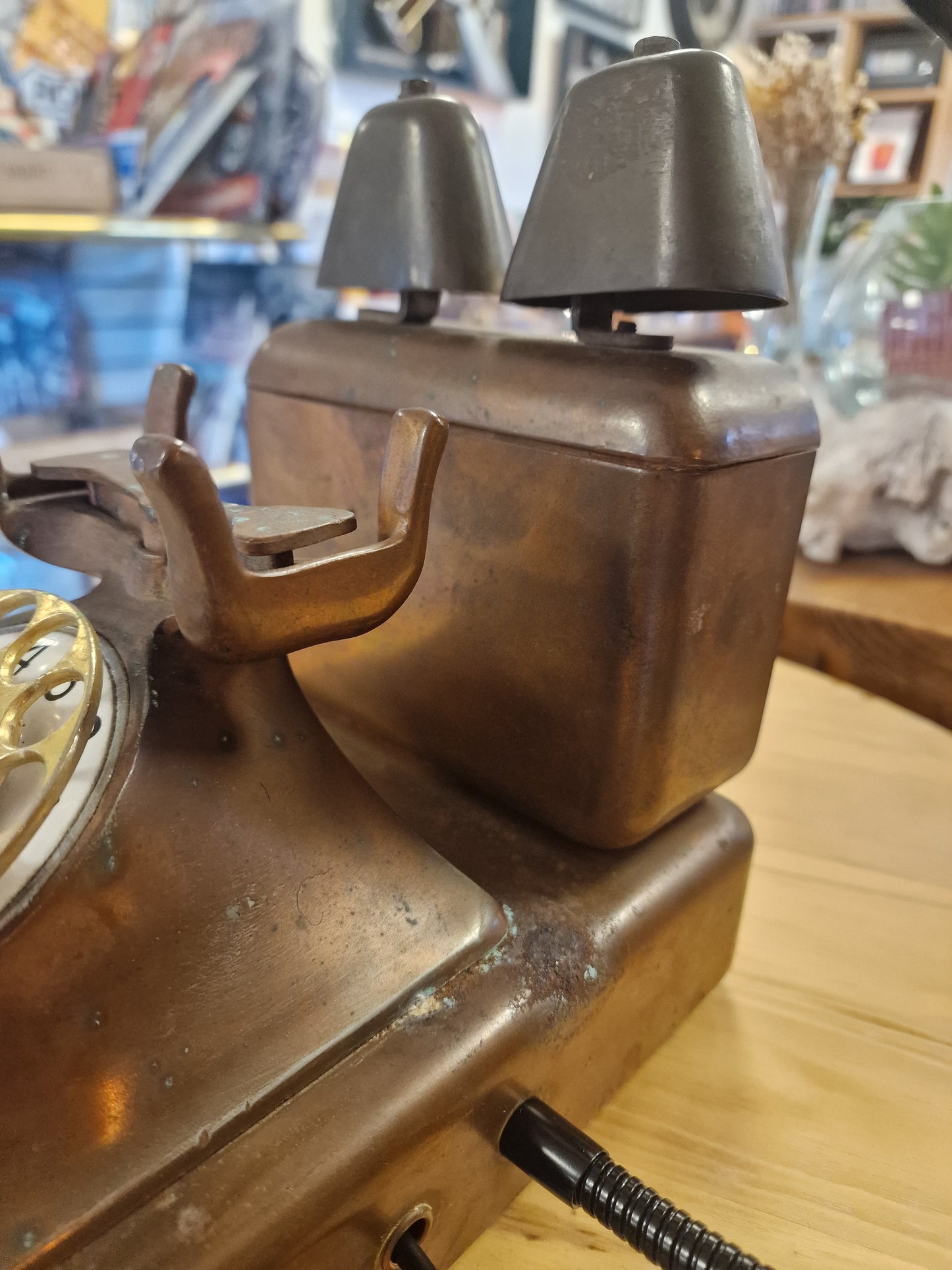 Lampe Téléphone Ancien en Cuivre – Lampe LED Flexible Artisanale | Décoration Vintage Industrielle & Upcycling