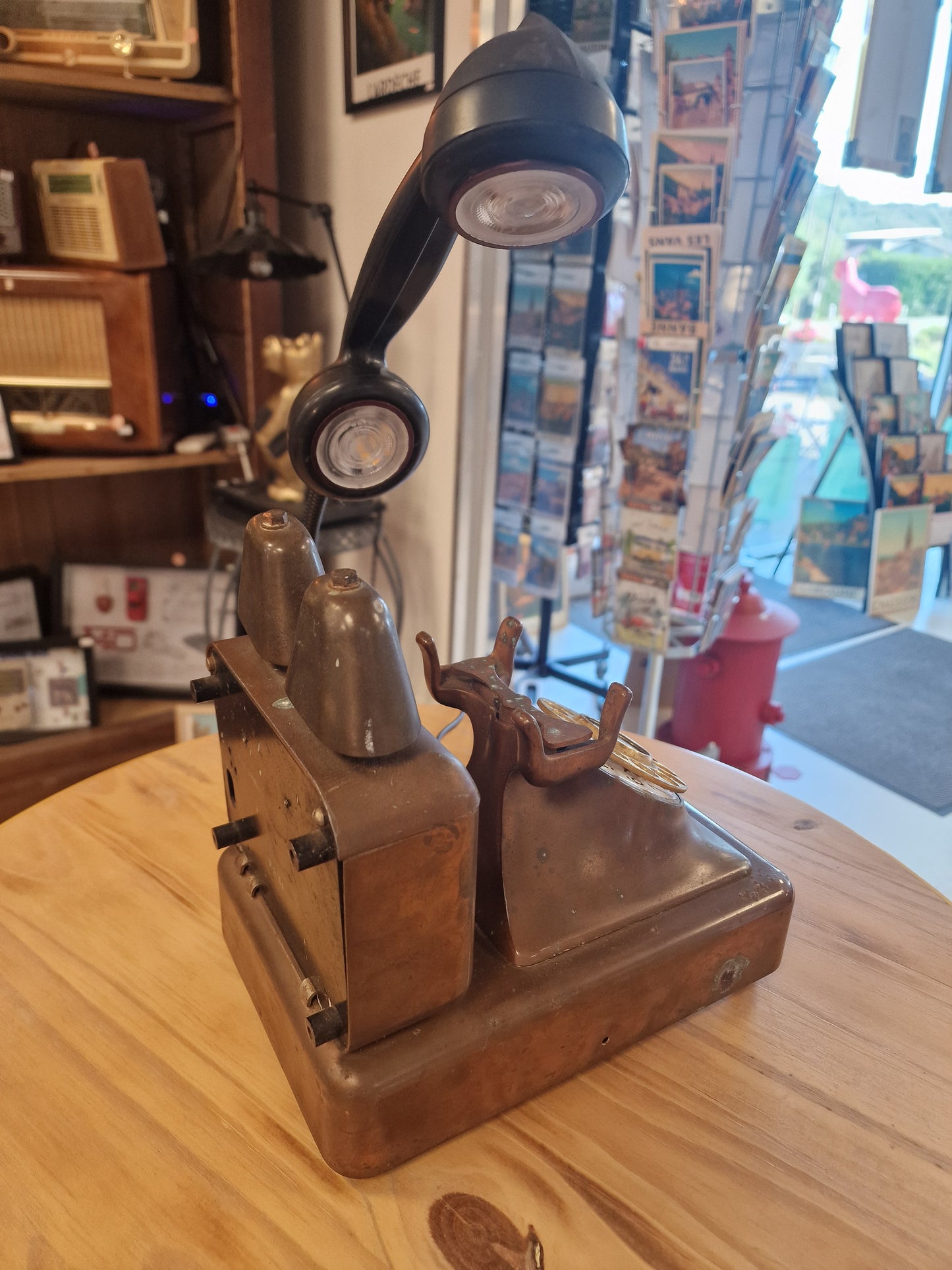 Lampe Téléphone Ancien en Cuivre – Lampe LED Flexible Artisanale | Décoration Vintage Industrielle & Upcycling