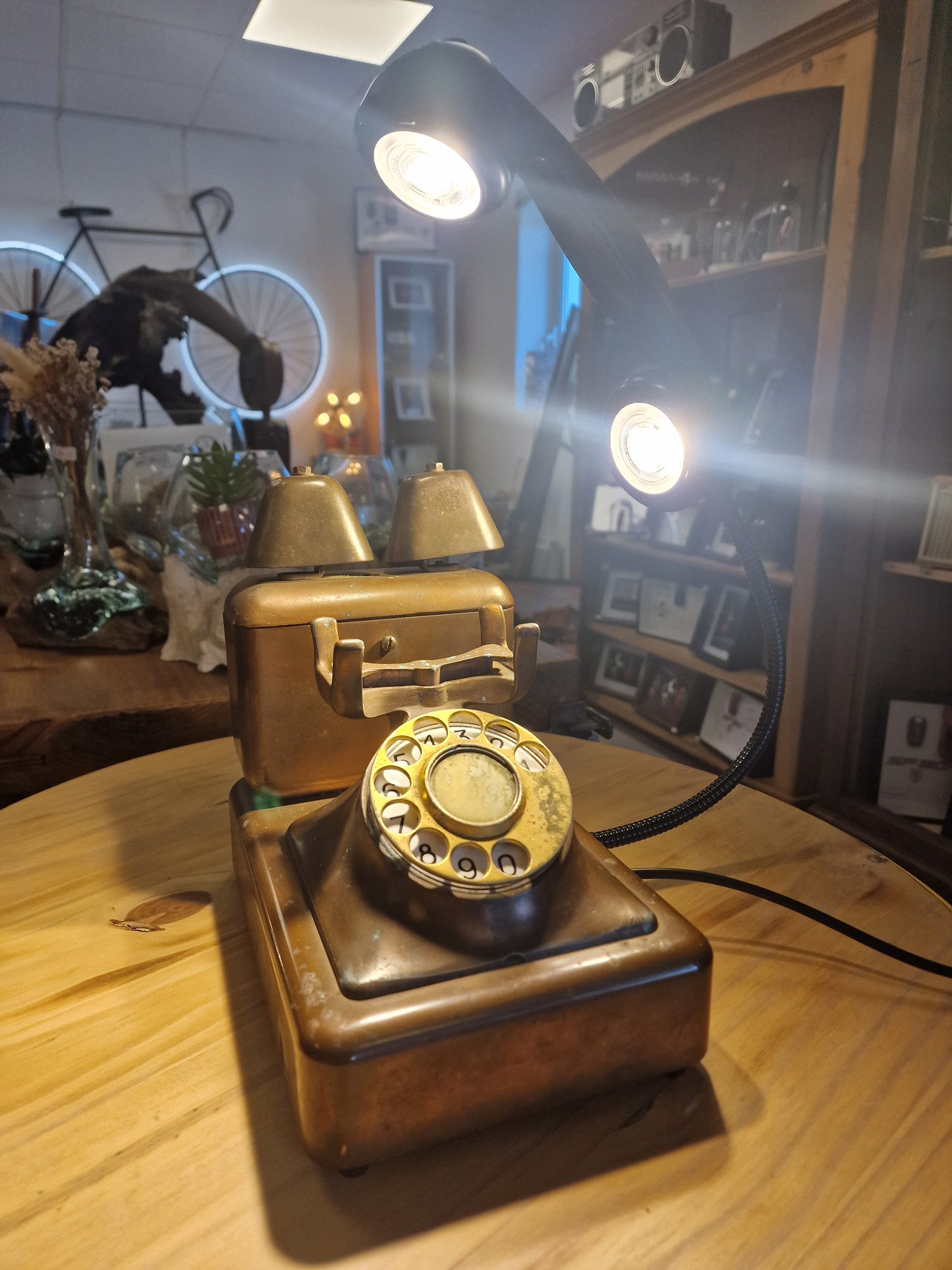 Lampe Téléphone Ancien en Cuivre – Lampe LED Flexible Artisanale | Décoration Vintage Industrielle & Upcycling